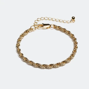 Tvinnat armband  - Tvinnat armband i pläterat guld från Glitter. Väl använt och den har tappat lite färg (därav det låga priset), men annars ett jättefint armband som kan bäras både till vardags och till fest. Kontakta mig om du vill ha fler bilder ☺️ 20kr inkl frakt på 11kr