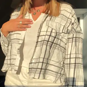 (Lägger upp igen) Snyggaste skjortjackan från monki, i tjockt och mysigt flanell! Lite skrynklig på denna bild men hur fin som helst 💘 strl L men sitter snyggt oversize på en s/m.