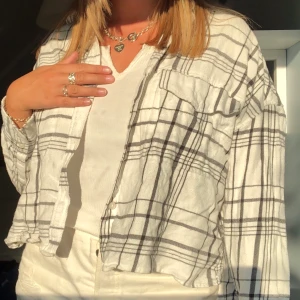 SKJORTJACKA - (Lägger upp igen) Snyggaste skjortjackan från monki, i tjockt och mysigt flanell! Lite skrynklig på denna bild men hur fin som helst 💘 strl L men sitter snyggt oversize på en s/m.