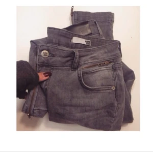  - ANINE BING zip jeans.  Strl: W28 funkar för en W27 också. Mycket skön stretch kvalité.  Väldigt sparsamt använda, ca. 4 gånger.  NYPRIS: 199USD = 1743SEK (Köpt på aninebing.com)  Färgen är som dom två första bilderna. Sökte bara upp på detaljerna vid midjan på sista bilden. Skickar gärna fler bilder om så önskas. 