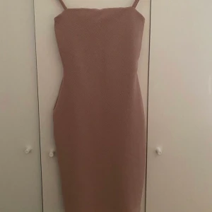 Nude rosa klänning  - Storlek XS