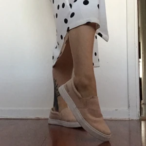 Björn Borg skor - Ett par somriga Björn Borg skor i fint mocka tyg. Storlek 38 och använda tre gånger. Möts upp i Malmö annars tillkommer frakt 💌