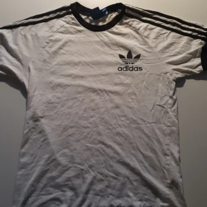 White Adidas T-Shirt - Nice womens size M T-Shirt. Inga fläckar eller skador. Använd ett par gånger