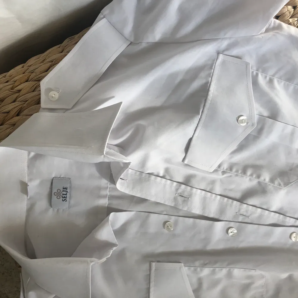 Kortärmad vit skjorta i storlek L! Frakten går på 44kr med frimärken eller 50kr spårbart 🥰. Skjortor.