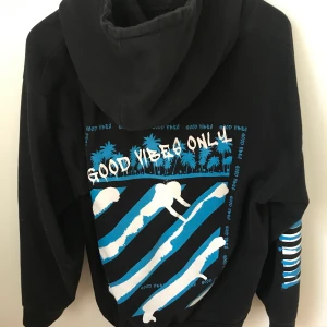 Svart hoodie med tryck på ryggen  - Lägger ut igen pga var osäker förut om ja skulle sälja eller inte, men nu vill ja sälja den!! Fint skick förutom en fläck (sista bilden) på fickan som jag tyvärr inte får bort, men inget man tänker på så mycket 😛 owersised så sitter skitsyggt på en s/m 