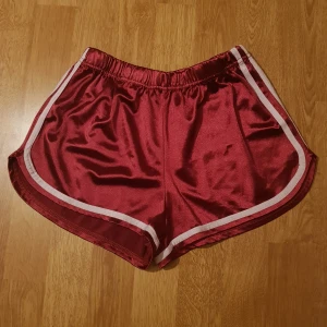 Satin shorts - Söta minishorts i satin. Är i ca storlek XS-S. Resåren i midjan  är mycket stretching. Säljer för 55kr exklusive frakt (44kr) men frakt ingår vid köp över 300kr. 