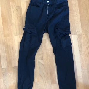 Cargopants BikBok - Knappt använda, storlek 42