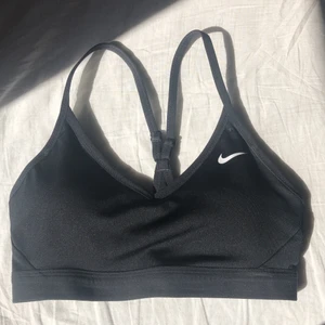 Nike sport-bh  - Skit snygg sport-bh men säljes pga fel storlek. Den är storlek S men passar även storlek Xs. Pris går att diskuteras.