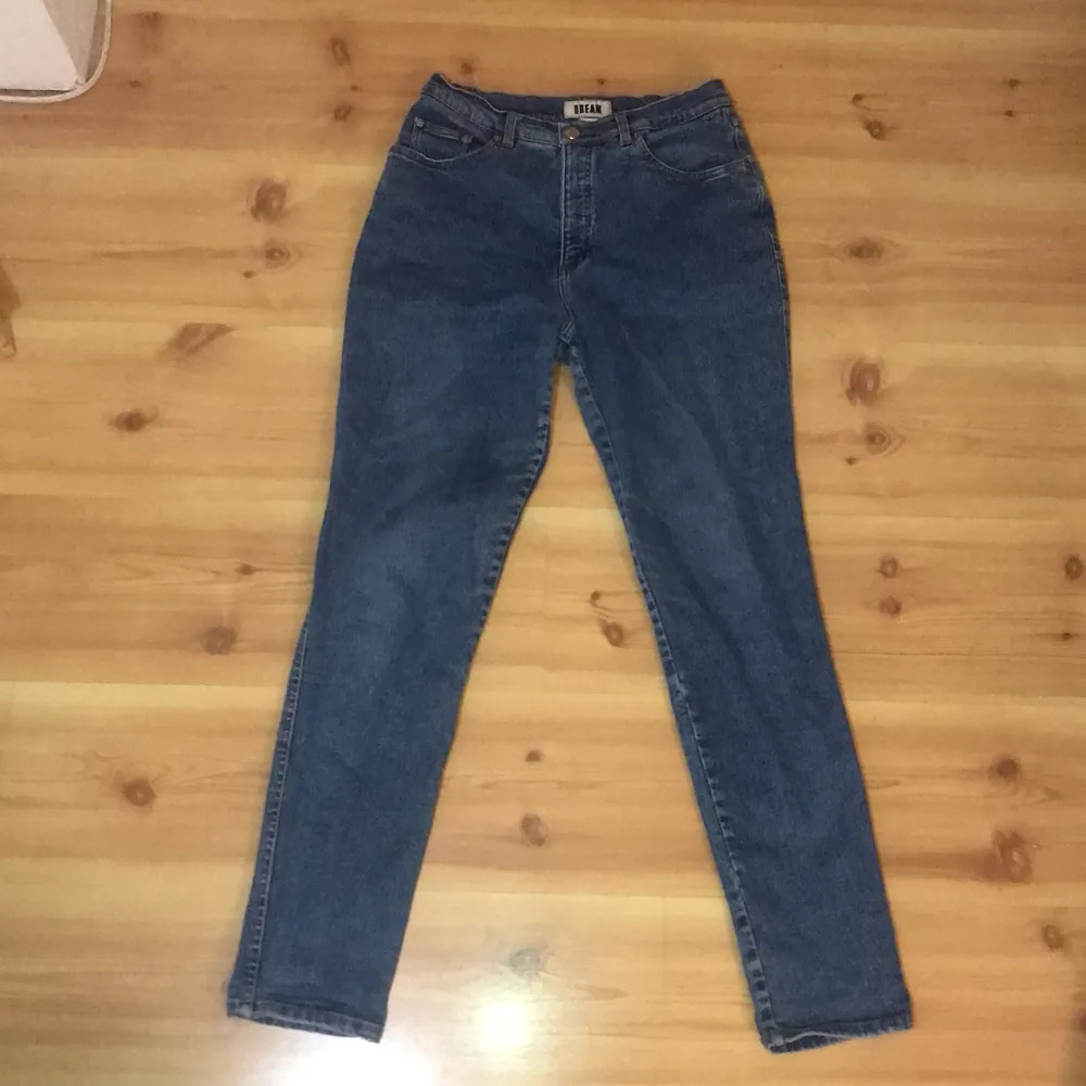 Snygga mom jeans. Säljer pga jag aldrig andvänder dem. Storlek 36/38 men väldigt strechiga. Frakt tillkommer annars kan jag mötas upp i och runt Lund. Buda gärna!. Jeans & Byxor.