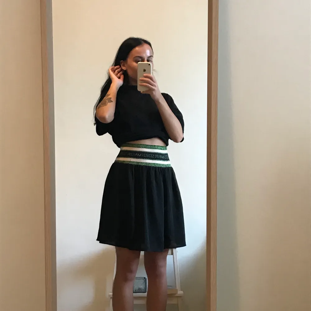 Superfin Maison Scotch kjol med resårband i grönt och svart glitter highwaist jätte fint skick 350kr eller högst bud. Kjolar.