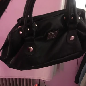 Axelväska  - Ascool Chanel axelväska som jag köpt på en loppis så jag tror att den är fake, den är i jättebra skick:)