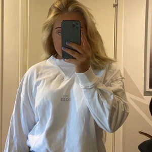 Vit collegetröja - Säljer min vita collegetröja från Hugo Boss, storlek M. Så snygg och perfekt oversized🤍🤍Passar både killar och tjejer
