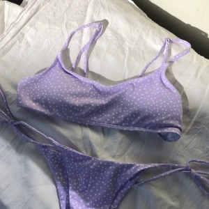 Lila bikini - Jag säljer denna jätte söta lila prickiga bikinin 💕🦋 mitt pris: 200kr med frakt 💕🦋 den är oandvända & trosskyddet sitter kvar (endast testad)