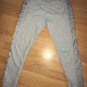 Mjukisbyxor/sweatpants - Nu säljer jag mina gråa mjukisbyxor med märket SOC som jag köpt från stadium för ungefär 2 år sen. Dom har tyvärr blivit för små. Dom sitter jätte fint och formar kroppen. Storlek 36. Bud startar från 20+frakt 🥰