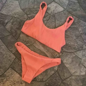  - Fin oanvänd bikini från shein  Endast testad och tvättad Storlek m Typ aprikos/rosa i färgen 