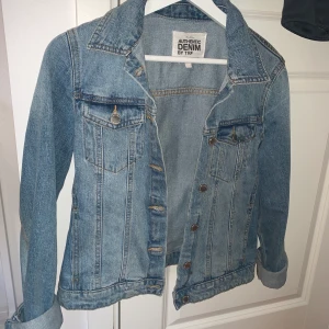 Jeansjacka från Zara - Jeansjacka från Zara. Mycket bra skick då den sällan är använd. Strl xs-s. 