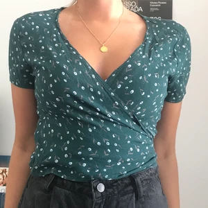 Söt omlottopp - Så söt omlottopp från Brandy melville! Går att använda på flera sätt! Knappt använd så i fint skick! Köparen står för frakten (ca 40kr) eller möts upp i Stockholmsområdet❤️