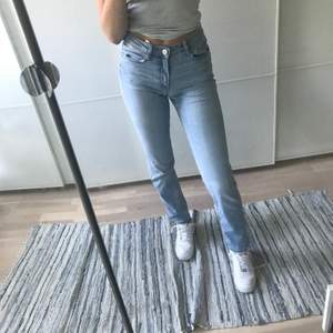 Ljusblå jeans från Cubus i modellen 'Straight Sarah'. Ca 2 år gamla och har använts ganska mycket men är i bra skick fortfarande. Storlek är 27.