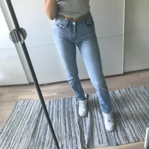 Straight Jeans - Ljusblå jeans från Cubus i modellen 'Straight Sarah'. Ca 2 år gamla och har använts ganska mycket men är i bra skick fortfarande. Storlek är 27.