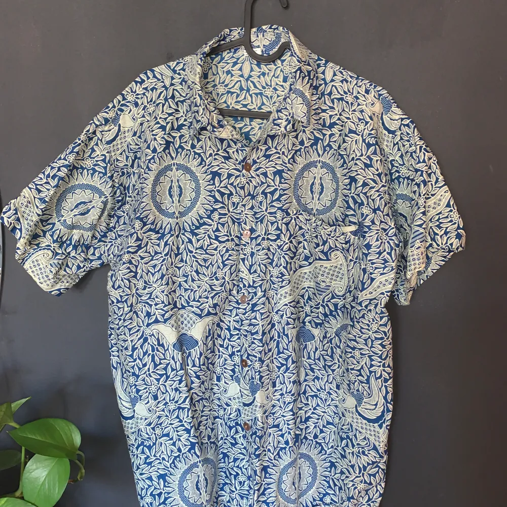 Kortärmad skjorta ifrån indonesien ! Storlek L men passar bättre på M ! 120kr inklusive frakt ⏰⏰. Skjortor.