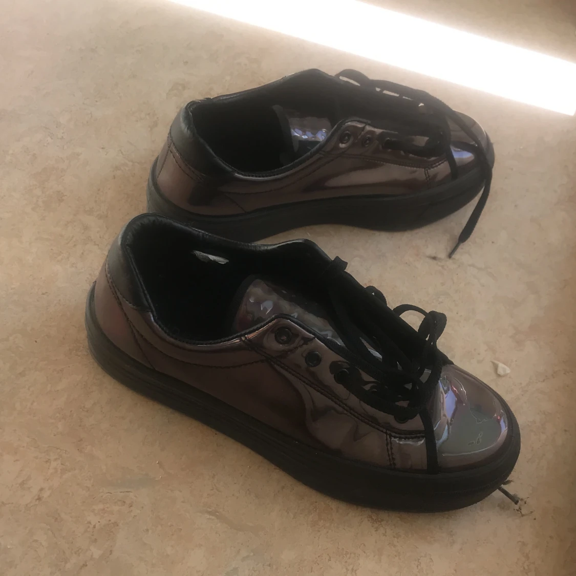 Skor i lack med låg platå stl 39 - 91