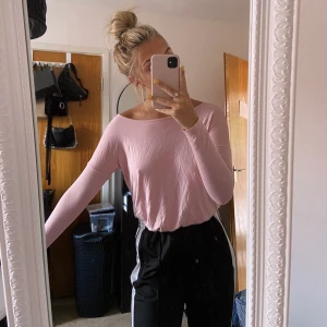 Tröja med öppen rygg - Superfin enkel tröja med öppen rygg med ett skönt rosa tyg. Knappt använd i stolek s