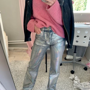 Zara byxor - Intressekoll på mina snygga byxor/jeans från zara som är regnbågsskimrande/silvriga! Så snygga💓💓Klippta men är långa på mig som är ca 163 så de passar både längre och kortare. Buda från 250! Kolla gärna min profil
