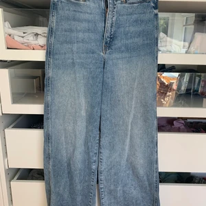 Fina mom jeans från hm - Jag säljer ett par fina mom jeans pga att dom är lite korta , en liten fläck men inte testat att  tvätta bort den! Är också slitningar längst ner på byxan. Budgivning om flera är intresserade, kom privat för fler bilder!!