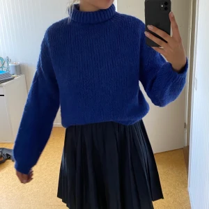Blåa stickad tröja med hög krage  - Jag säljer denna tröja❤️den kommer från Chiquelle och är oanvänd. Den har hög krage och är stickad❤️strl s/m