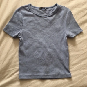 Jättefin Zara tröja🤩 - Superfin oanvänd blå tröja från Zara i stretchigt, ribbat material⭐️ Storlek S men passar nog XS-M, beroende på hur man vill att den ska sitta😁 100kr+frakt💞 Skriv gärna om du har frågor eller vill ha fler bilder😁