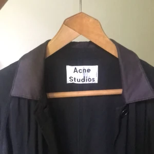 Acne studios kappa - Acne Studios kappa i mixmaterial, viskos och linne. Jätteskön och snygg, enda defekten en reva vid vänstra armen (se sista bilden). Pris kan alltid diskuteras.