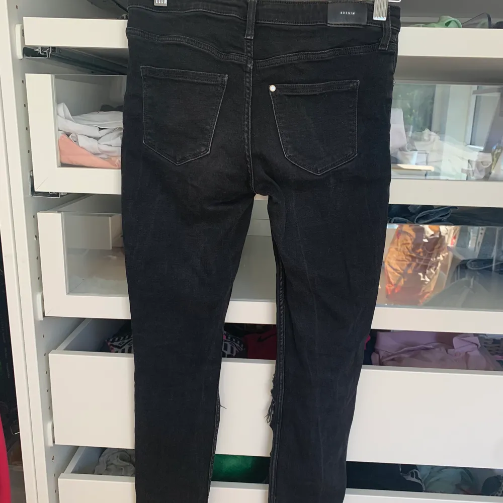 Säljer ett par svarta jeans med hål pga att jag växt hur dom! Flera intresserade så blir det budgivning. Kom privat för fler bilder!. Jeans & Byxor.