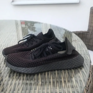 Addidas derupt  - Addidas skor, shit snygga. Bra skick förutom ett jätte litet håll vid sidan. Storlek 40 och ny pris låg runt 1000 kr, budgivning börjar vid 150 kr.
