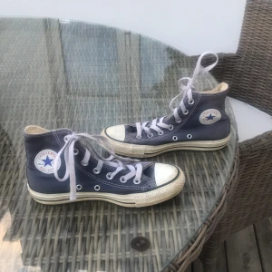 Converse - Snygga converse storlek 36. Köpare står för frakt, jag börjar budgivning vid 40 kr. Skorna är lite smutsiga men går att tvätta. 