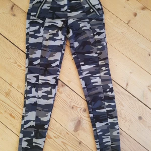 Camoflage tights  - Hej, säljer ett par camoflage tights i storlek XS. Säljes då dom var för små där av aldrig använda. Dom är av ett flis liknande material och är "fodrade med fluff ". Hör gärna av er vid intresse eller funderingar. Köpare står för eventuell frakt.Har swish