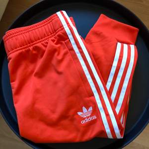 Äkta Adidas byxor i en starkt rödorange färg! ❤️🧡❤️              Köpare står för frakt 📦 
