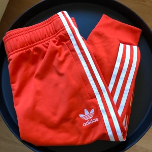 ADIDAS PANTS  - Äkta Adidas byxor i en starkt rödorange färg! ❤️🧡❤️              Köpare står för frakt 📦 