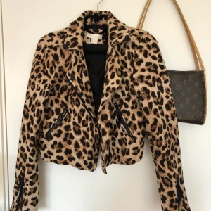 Jacka i storlek XS - leopardjacka från h&m använd fåtal gånger. sitter super snyggt i midjan!!🌸🌸
