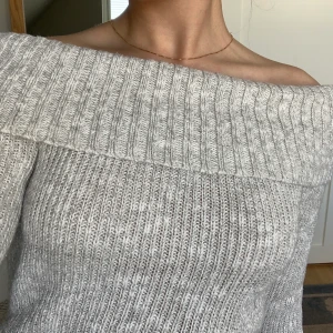 Stickad tröja - Mycket fin ljusgrå stickad tröja från Hollister i off-shoulder modell. Väldigt varm och mysig. Knappt använd, stl M (bär själv vanligtvis S men tycker den är fin lite oversized). 
