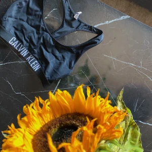 Calvin Klein bikinitopp - Säljer denna otroligt fina bikiniöverdel som endast använts en gång för att ta sista fotot 😝