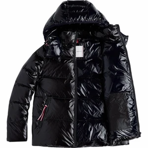Tommy Hilfiger Glossy Jacket - Supersnygg glansig dunjacka från Tommy Hilfiger. Färg svart och storleken S. Knappt använd pga fel storlek. En väldig skön o snygg jacka😍 Pris kan diskuteras vid snabb affär! 