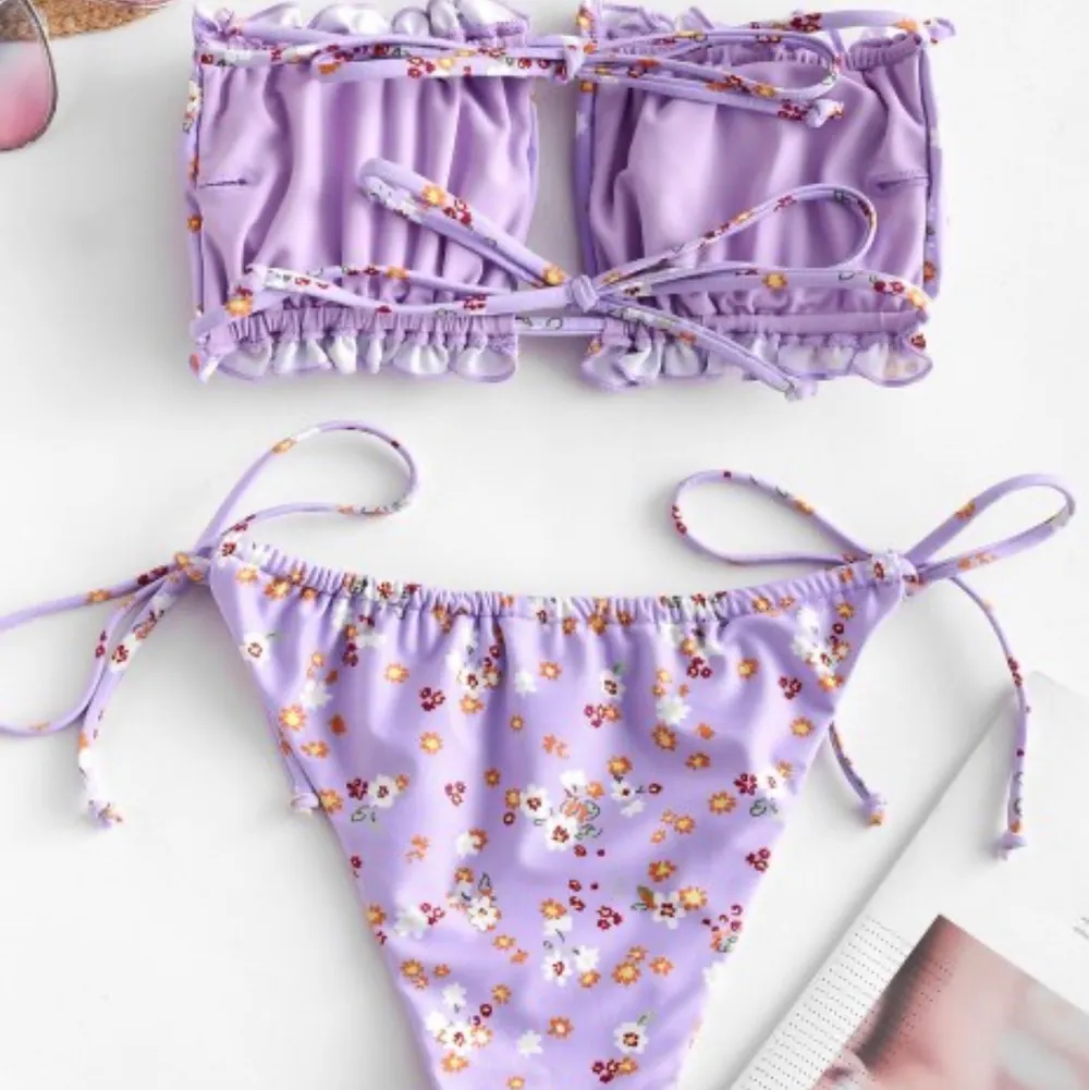 Blommig bikini från Zaful med knytning där bak. Står M som storlek men är mer än storlek S skulle jag säga. Aldrig använd, säljes pga gillade inte hur den satt på mig. Frakt ingår i priset💜💜. Övrigt.