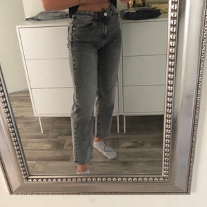 Gråa jeans  - Gråa straight jeans, köpta från Lindex. Inte alls använda mycket så därför i nyskick. Storlek 34. Köpare står för frakt. 