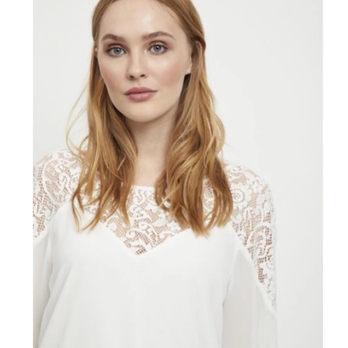 Vit blus med spets 