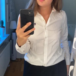 Vitskjorta från Bondelid  - En vit skjorta från Bondelid. Skjortan köptes för några år sedan men har sällan använts vilket gör att den är i fint skick!