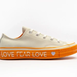 Limited edition converse - Limited edition Converse Chuck 70 Love Graphic Low Top! Köpte i LA för 110 dollar, skorna är endast använda en gång så de är i bra skick och kan självklart rengöras! Möts upp i Stockholm, annars tillkommer frakt!