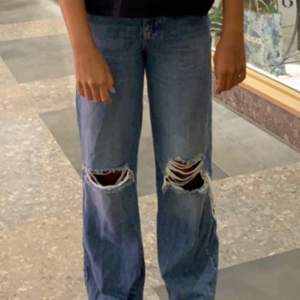 Säljer dessa supersnygga jeans från Ginatricot i storlek 36, har inte använt dom så mycket så dom är i bra skick! 💓 köparen står för frakten! Buda i kommentarerna! 🥰