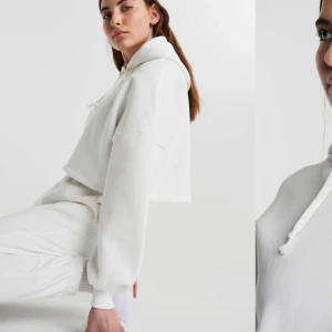 Vit cropped hoodie - Nästan oanvänd, köpt för 249 kr 
