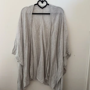 Poncho/Cardigan - Ljusgrå Cardigan i mjukt och tunt material
