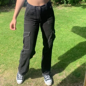 cargo pants - svin coola men kommer dock inte till användning🥺 Från Urban Outfitters och är i storleken W26 och hela byxan från midja till fot är 103 cm. min midja blir i byxorna 76cm (men de är väldigt töjbara) höftmått: 99cm🤍 frakt tillkommer💖
